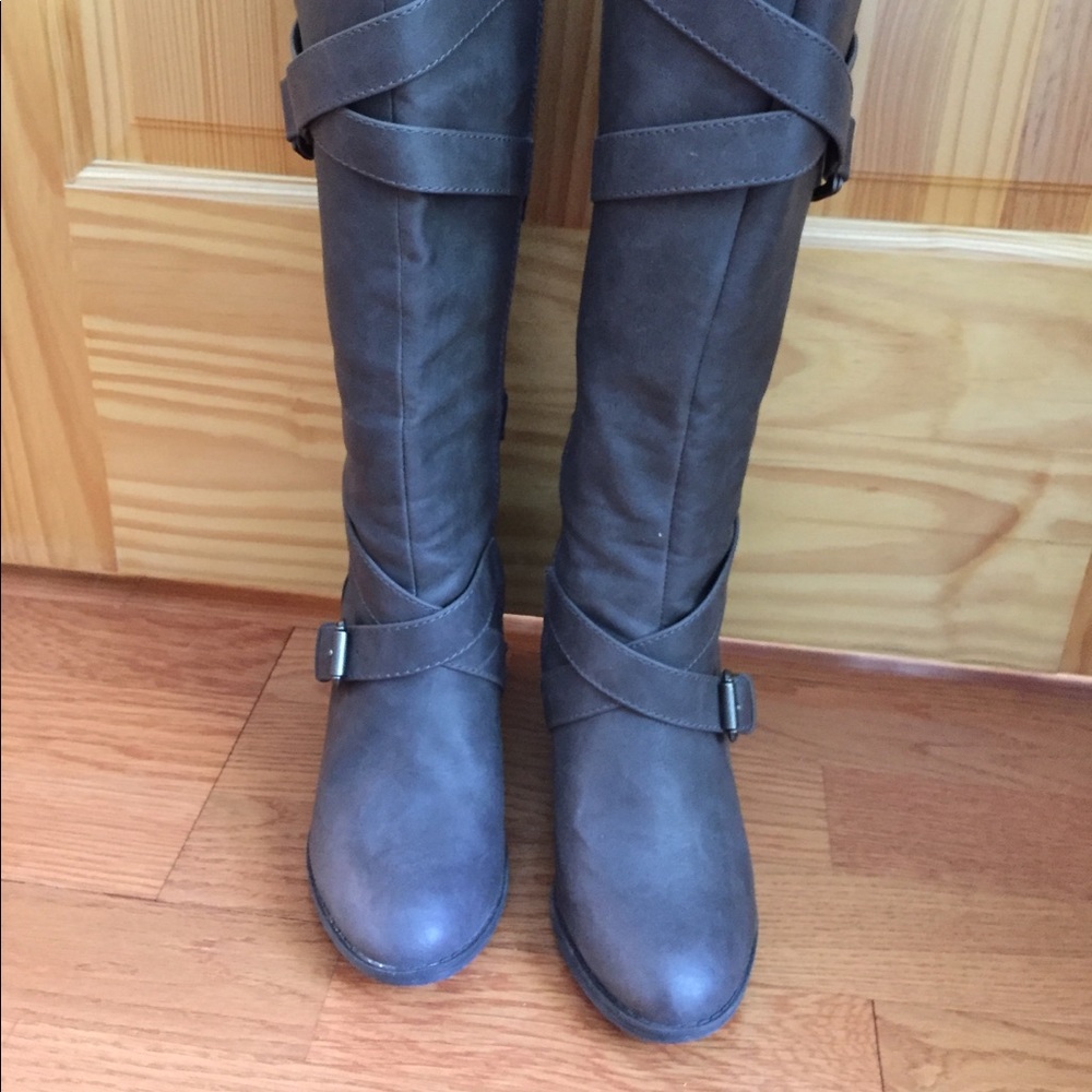 Grey boots, manmade materials 4 skinny legs, 6.5sz